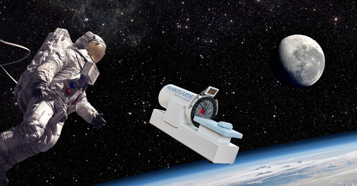 Zu sehen ist das Weltall, links ein Astronaut, in der Mitte fliegt der Vacustyler (kleiner Geck) und rechts ist der Mond.